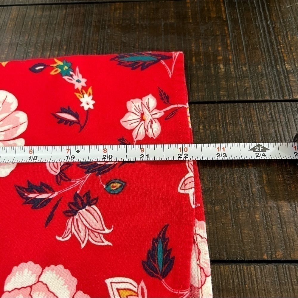 Old navy red floral print blouse, S, V-neck button closures, cuff sleeves, flowy - Picture 7 of 12